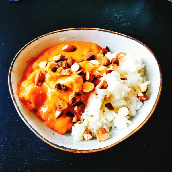 Karotten-Curry mit Reis und gerösteten Mandeln